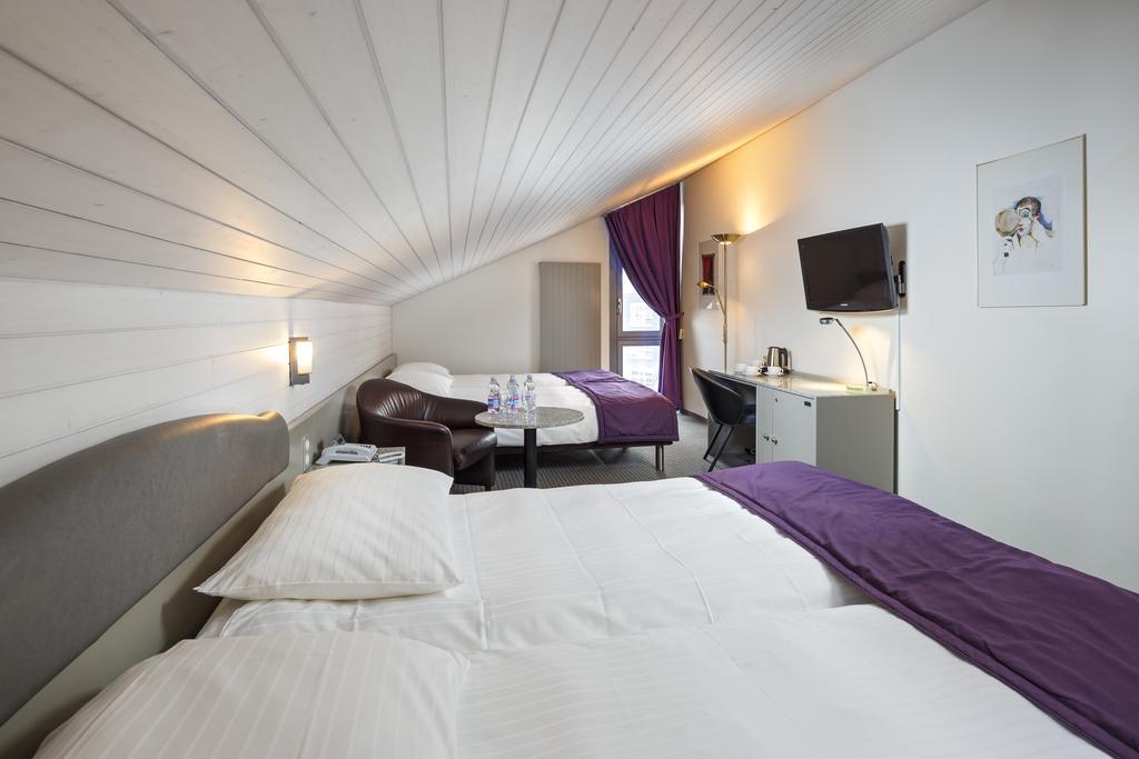 Hotel Fly Away Kloten Exterior photo