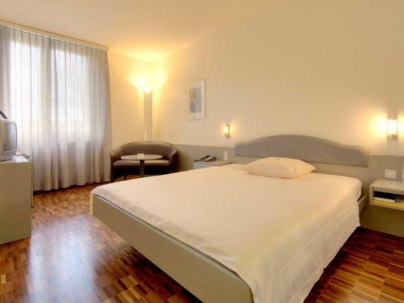 Hotel Fly Away Kloten Room photo