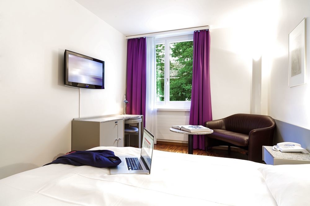 Hotel Fly Away Kloten Exterior photo