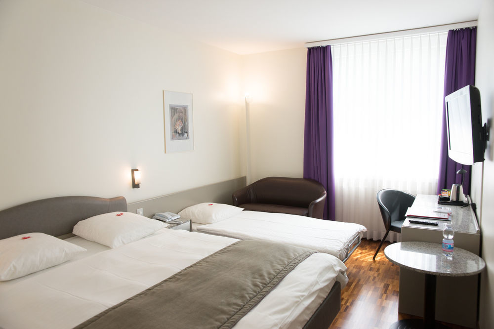 Hotel Fly Away Kloten Exterior photo