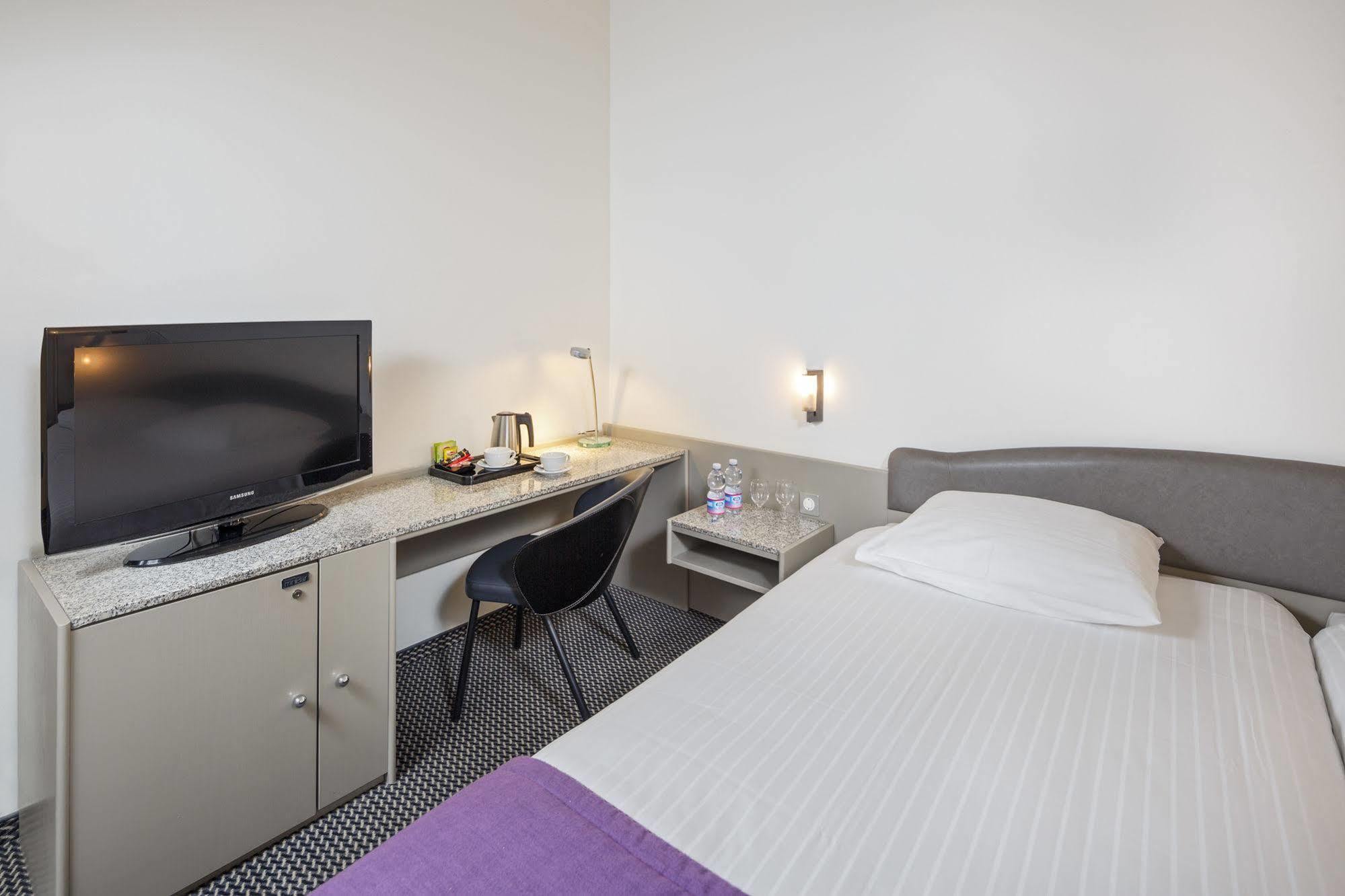 Hotel Fly Away Kloten Exterior photo