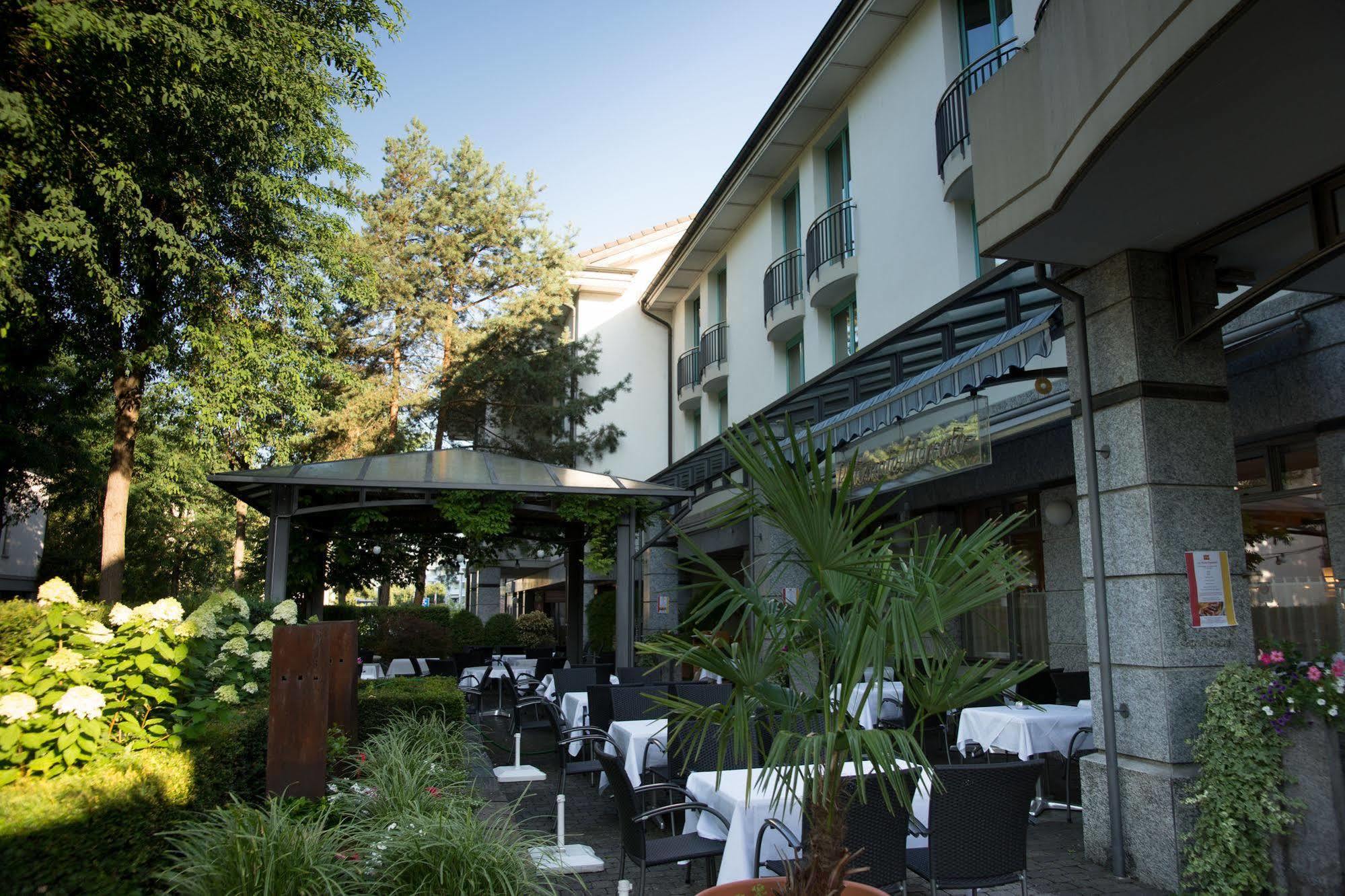 Hotel Fly Away Kloten Exterior photo